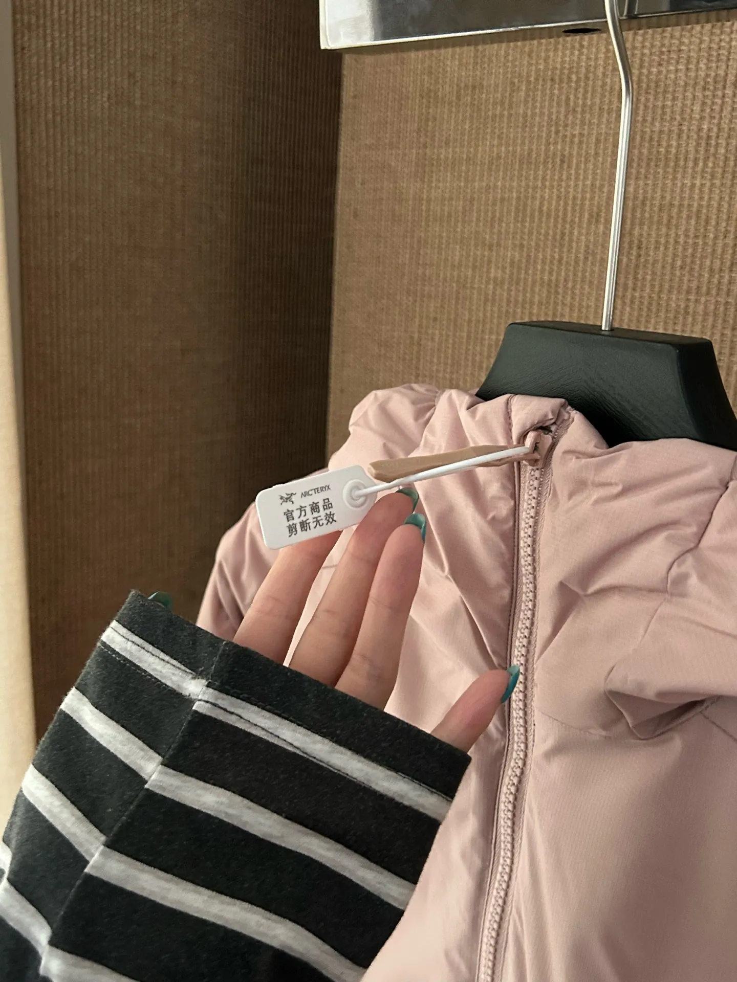 【Arcteryx Atom Hoody 】 : Arcteryx， ， ， 。 ， ， 。 ，Arcteryx ， 。Quality、 ， 。 ， + : ✅ 100% ，Tyono 30 ， ， ✅ ， Wear-Resistant Breathable ✅ ， ， ✅ ， ， ， ✅ 、 ， ， ✅ logo ， ✅ YKK， ✅ ：Coreloft TM Continuous 65 ， ✅（65g/m 2) : ，Breathable ，ATOM Coreloft TM Continuous ， ， ， ， Wear-Resistant ， ， ， 。